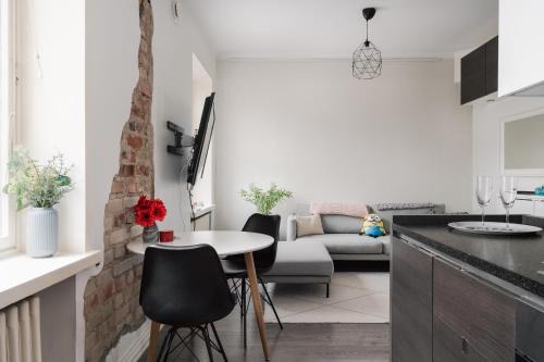 Modern & Renovated 1BR Apt in City Center