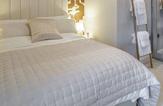 Modern renovated courtyard house * sleeps 5 * Free Parking* High Speed WiFi