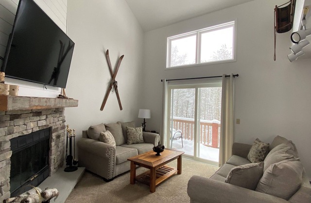 Modern Retreat with Stunning Views and Pool Just Across the Street! Sleeps 8!