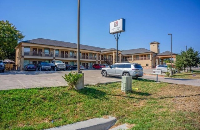 Modern Room Near Tracie’s Bar With Pet Access And Free Breakfast