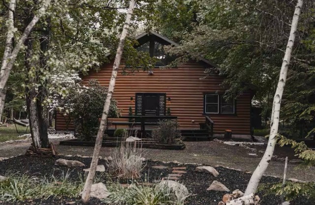 Modern Rustic Cabin, Hot tub,Movie Projector,Fireplace n