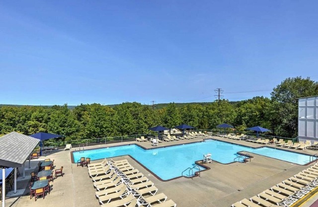 Modern Rustic Lodge! 2 min. walk to Ski Slopes, 6 TVs, Linens, WiFi, A/C,FirePit