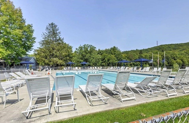 Modern Rustic Mountain House! Pool Table, 5 TVs, WiFi, Linens/Towels,A/C,FirePit