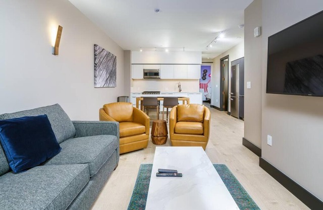 Modern & Sleek Flat W Balcony & Roof Top Patio