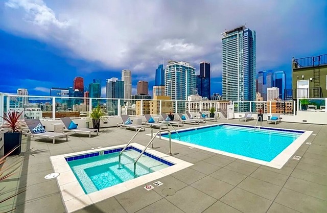 Modern, Spacious 1 Bedroom Loft in DTLA - FREE Parking