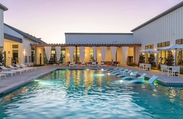 Modern, Spacious 1 bd Apt with Pool, Full Gym & Pet Friendly