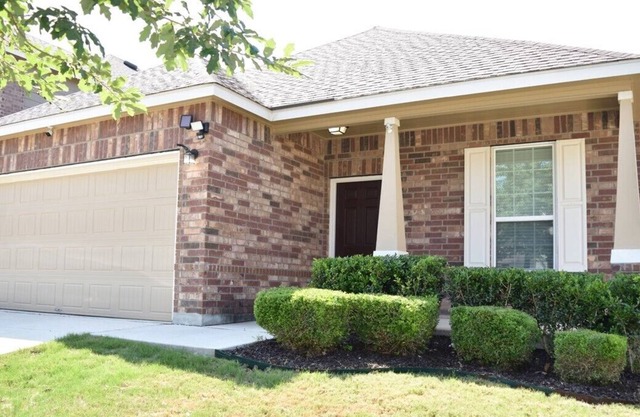 Modern, spacious 3 bedroom family home with hot tub