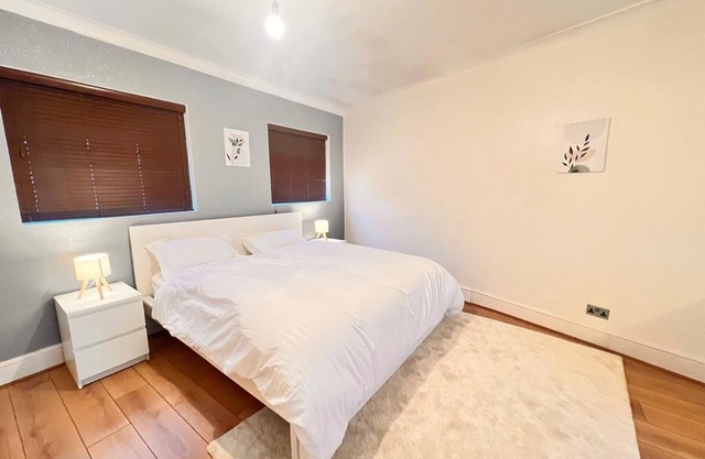 Modern & Spacious 4-Bed Home with big backyard and free parking!