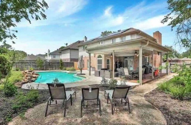 Modern Spacious Heated Pool & Hot Tub Paradise Home.