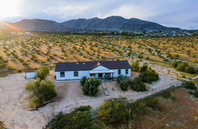 Modern Spacious Ranch W Jacuzzi, Cowboy Pool, Stargaze, Mt. Views, and Hammocks