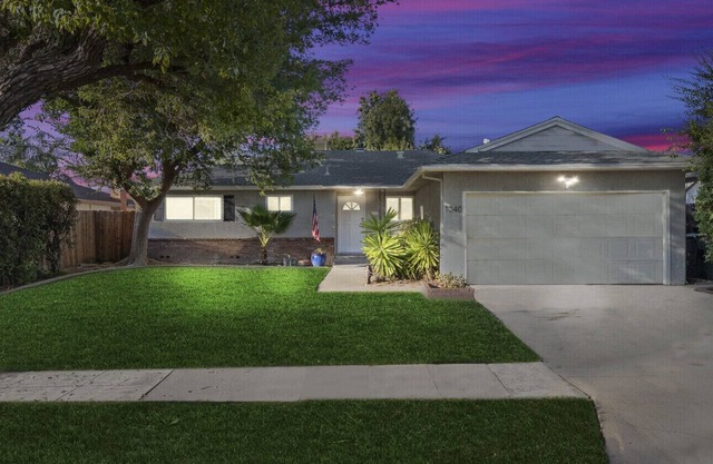 Modern, Sparkling Clean Home w/ 55” Roku TV, BBQ, King Suite, Garage