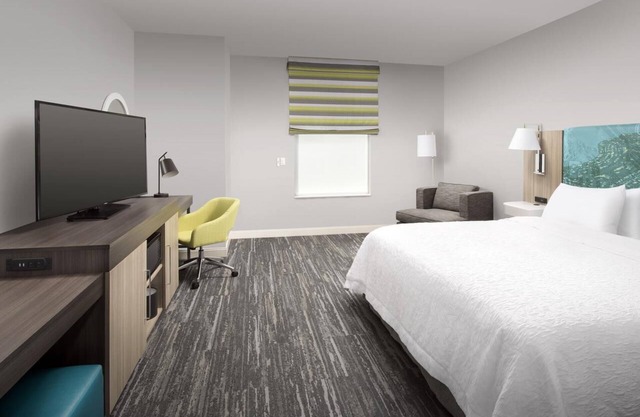 Modern Stay | 1 King Bed | Near Miami Airport East