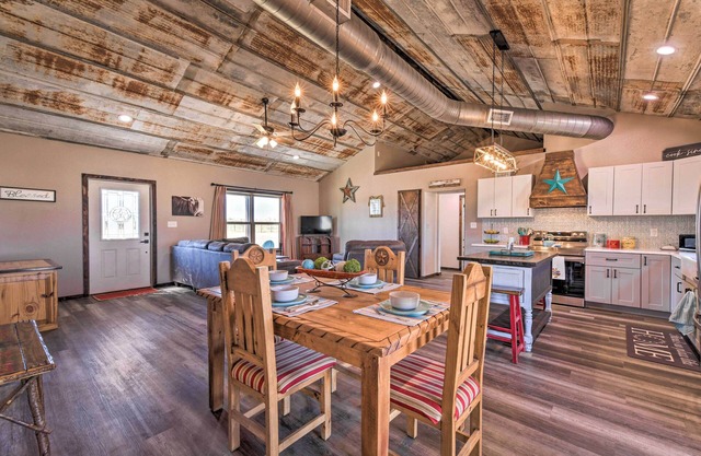 Modern Stephenville Farmhouse: 8 Mi to Dtwn!