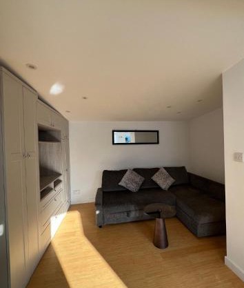 Modern Studio in Greenford 20 minutes to London and Heathrow with WiFi and Streaming Services