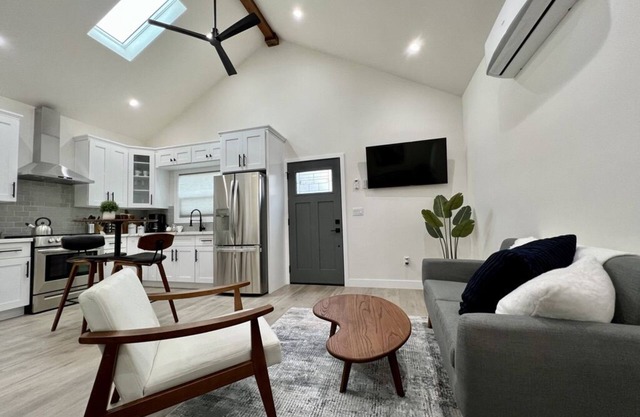 Modern Studio minutes to downtown LA