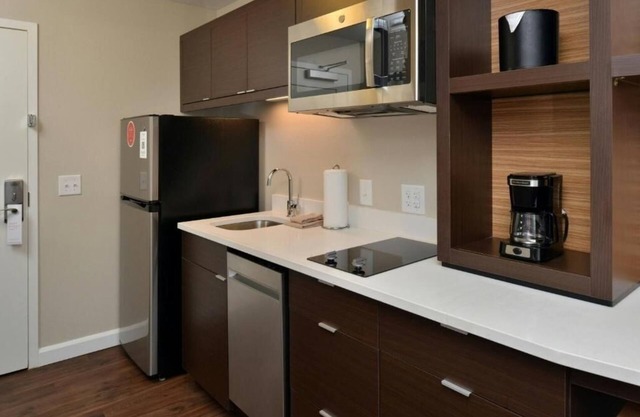 Modern Studio w/Full Kitchen – Close to RDU Airport with Free Breakfast