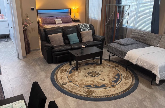 Modern Studio w/King Bed, Workspace, Kitchenette