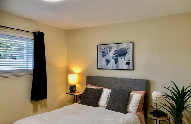 Modern Stylish Unit w/Parking Perfect for Group