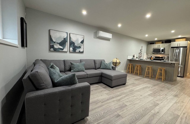 Modern suite on Bottleneck Drive. Close to restaurants and wineries.