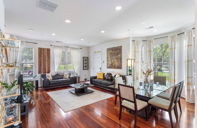 Modern Townhome + Free Parking