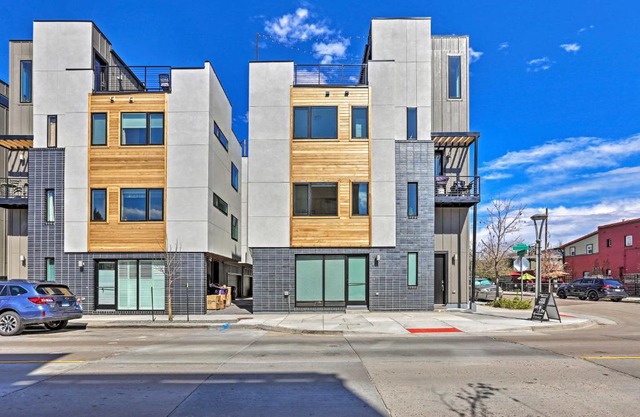 Modern Townhome with Rooftop and Mountain Views!