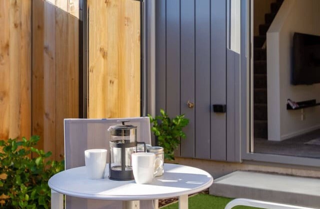 Modern Townhouse by Middleton Park, 1 bed 1 bath