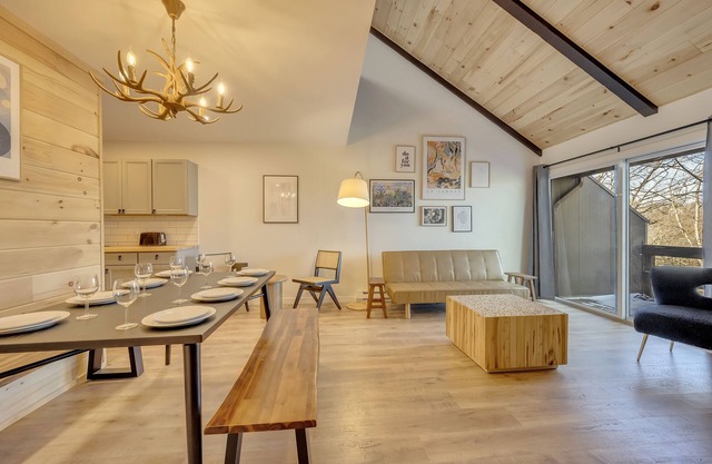 Modern Townhouse, everything brand new, Pool, Camelback Area, Grill.