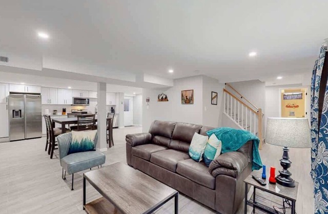 Modern & Updated Unit in Prime Location
