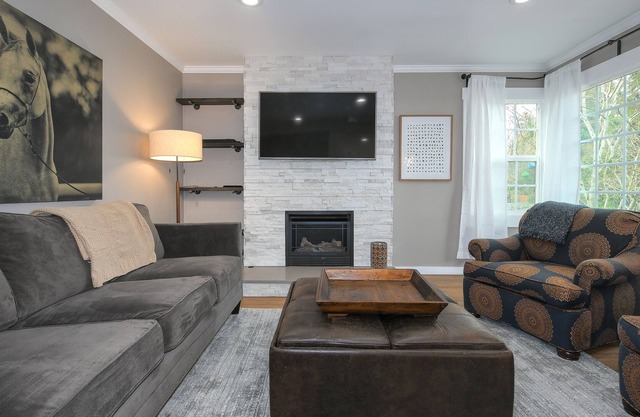 Modern Uptown Bungalow Home For Groups Big And Small!