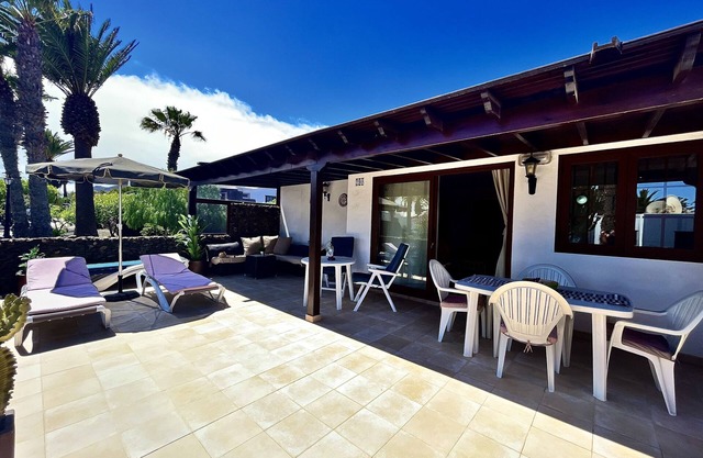Modern villa, shared pool, free WiFi, 100m to the sea, shops and restaurants.