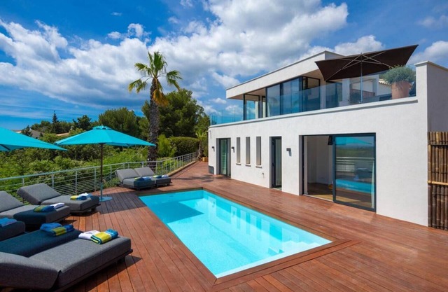 Modern villa with swimming pool and sea view. 5 suites and 2 bedrooms!