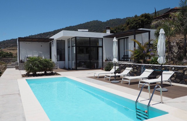 Modern villa with 180° sea view and heated saltwater pool