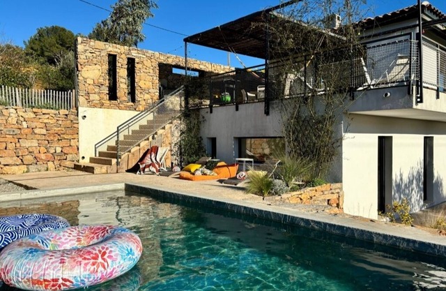 Modern villa with pool in the heart of Provence, 30 minutes from the beaches
