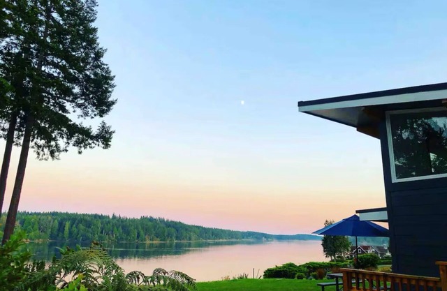 Modern Waterfront Bungalow on the Puget Sound