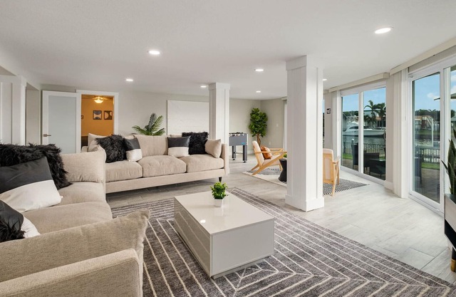 *Modern Waterfront Home* Sleeps 8-LARGE KITCHEN/LIVING Area-1 minute to beach