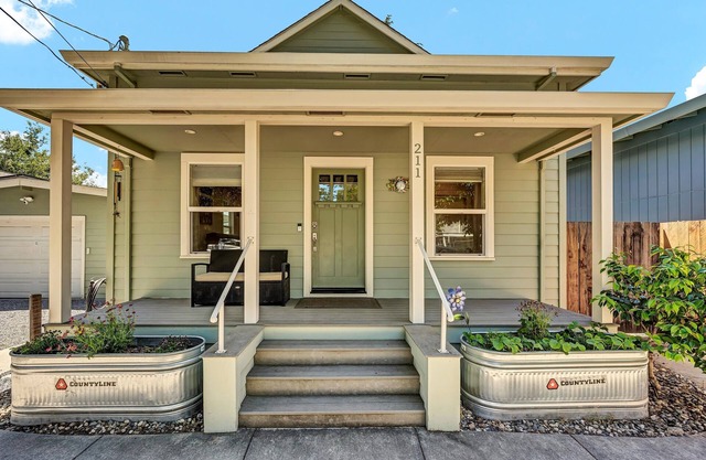 Modern Wine Country Bungalow, Walk to Downtown