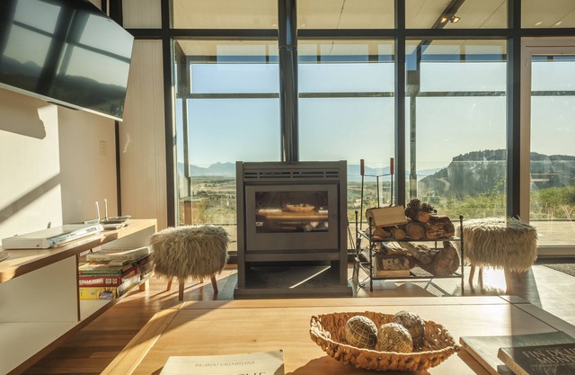 MODERNA CASA DE MONTAÑA EN LA MESETA PATAGONICA EN EL VALLE DEL ÑIRIHUAU