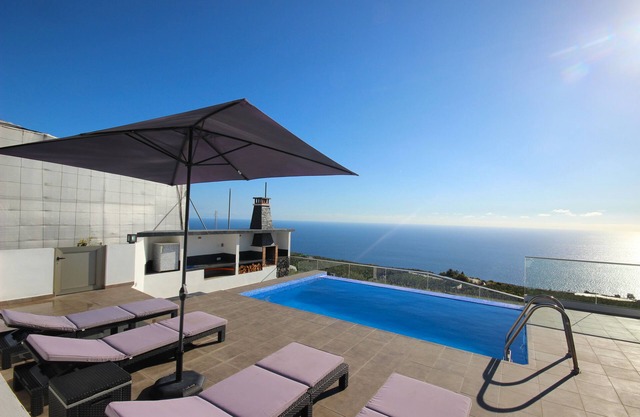 Moderne Villa mit Privatpool und Meerblick