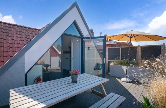 Modernly equipped holiday apartment in the heart of Ouddorp, yet close to the beautiful beach.