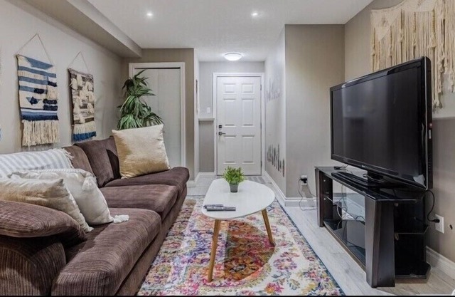 Modest & Peaceful Private HomeAway from Home~ 55 “ TV Free Wifi