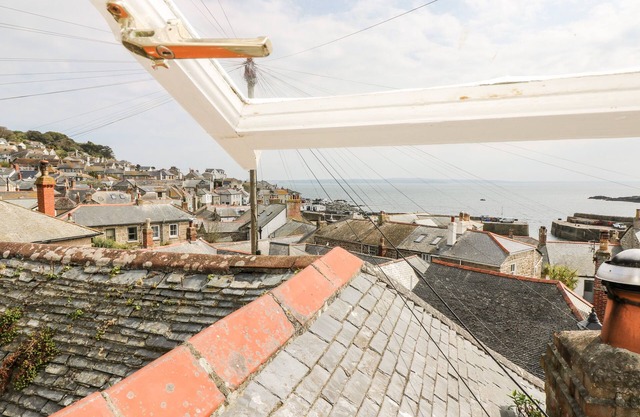 MOLE COTTAGE, pet friendly, character holiday cottage in Mousehole