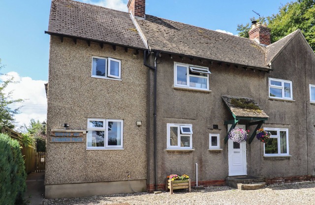 MOLLY'S BIT, pet friendly, with a garden in Bourton-On-The-Water