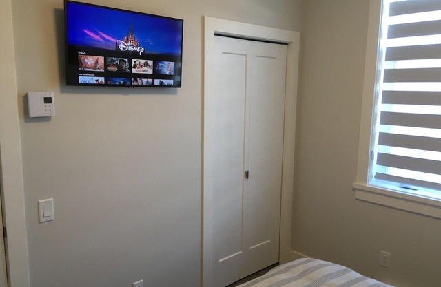 Mollys Cottage - Suite on Vancouver Island near YYJ airport, WA and BC Ferries