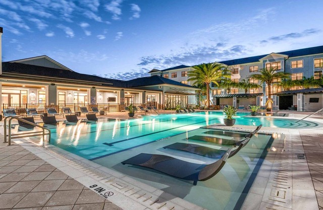 Monarch Apartments 15m to Parks, Pet Friendly, Free Parking by Heavenly Homes