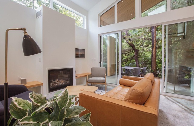 Moniker Beach House close to beaches + shops