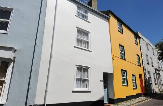 MONMOUTH COTTAGE, family friendly, with open fire in Lyme Regis