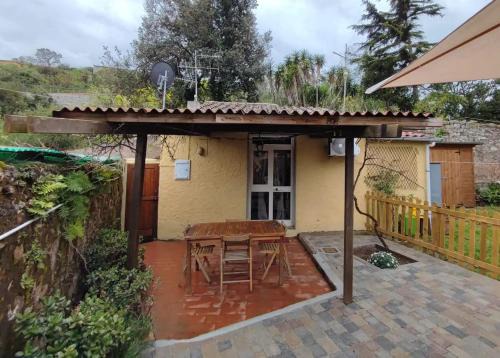 Monolocale con veranda e giardino a Rio Marina