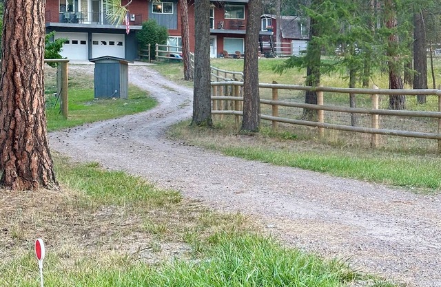 Montana Forest Retreat, Easy Walk to Flathead Lake, 1.5 Acres Fenced for Dogs!