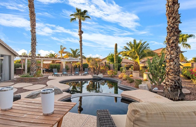 Monte Cristo: Epic Backyard, Pool, Spa & Firepit!