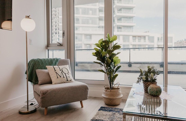 * MONTHLY FURNISHED RENTAL | 2 BED & DEN + 2 BATH | DT KELOWNA